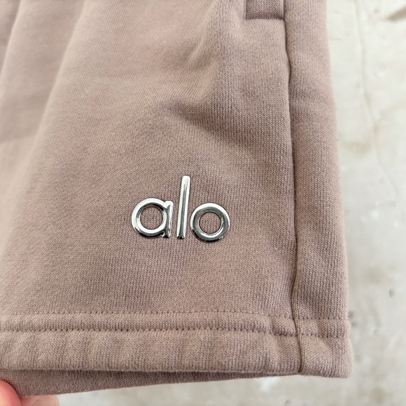 Alo Yoga Accolade Shorts in Taupe - Picture 4 of 5